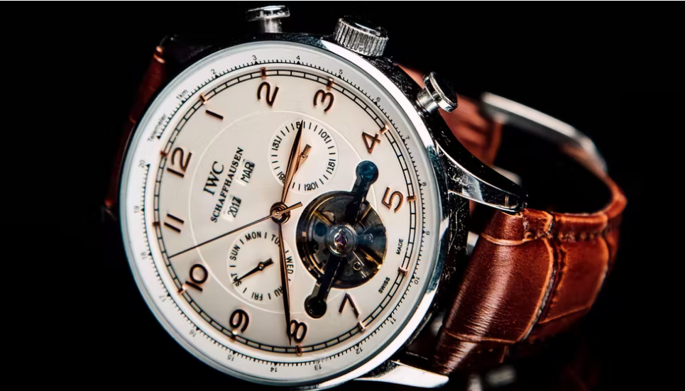Топ-10 самых популярных часовых брендов Часы IWC с кожаным браслетом.