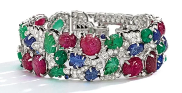 braslet-tutti-frutti-s-brasletom-s-brilliantami-i-jemalju-cartier.-prodano-za-1-340-000-dollarov.