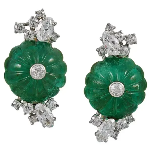 Серьги Chaumet Paris с изумрудами и бриллиантами во французском стиле ар-деко.