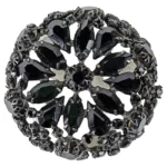 ПОТРЯСАЮЩИЕ УНИКАЛЬНЫЕ УКРАШЕНИЯ SCHREINER Круглая брошь Schreiner Jet Crystal с искусной конструкцией и огранкой камня в виде овалов, груш, маркизов и кругов на трехмерной основе.