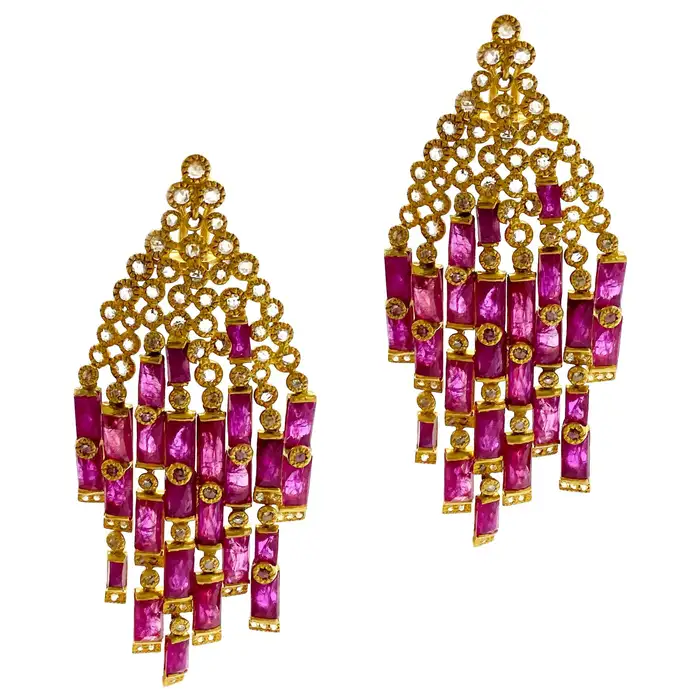 Яркий дизайн и эффектные серьги Tassel Chandelier из 20-каратного желтого золота с рубином весом около 31,36 карата и бриллиантами 3,84 карат.