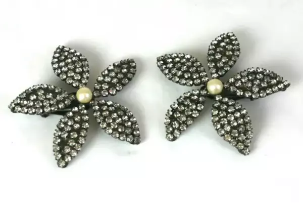 Большие серьги клипсы Butler Wilson Pave Flowerhead с застежками защелками.