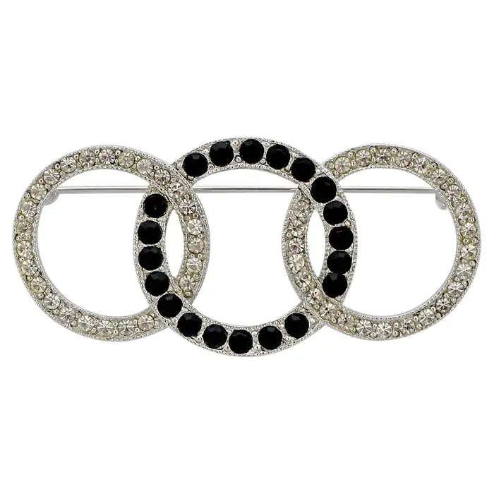 Брошь Art Deco 89 Silver Tone с тремя кругами и черными и прозрачными стразами. Брошь Art Deco 89 Silver Tone с тремя кругами и черными и прозрачными стразами.