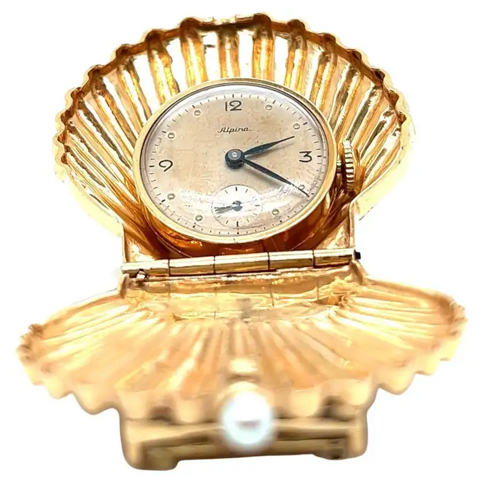 Брошь-часы из желтого золота с ракушкой Mid Century Alpina Pearl из желтого золота 14 карат.