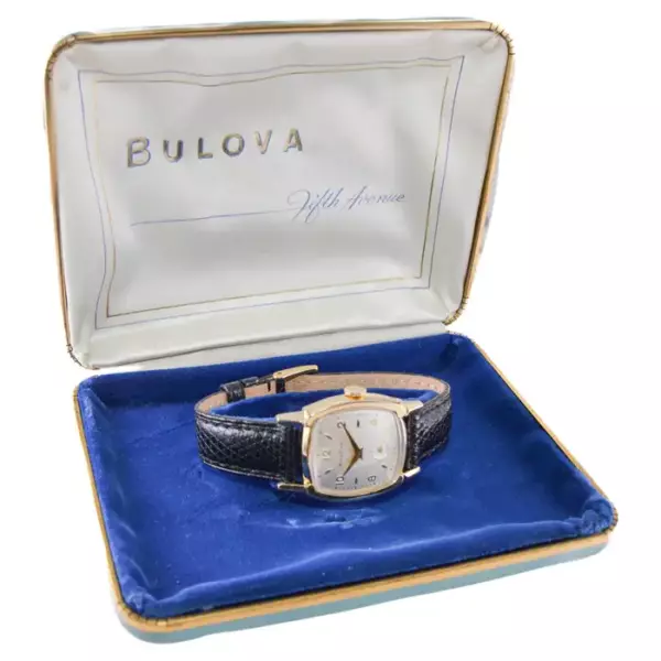 Часы Bulova, наполненные золотом, в оригинальной коробке и браслете, 1940 е годы. Часы Bulova, наполненные золотом, в оригинальной коробке и браслете, 1940 е годы.