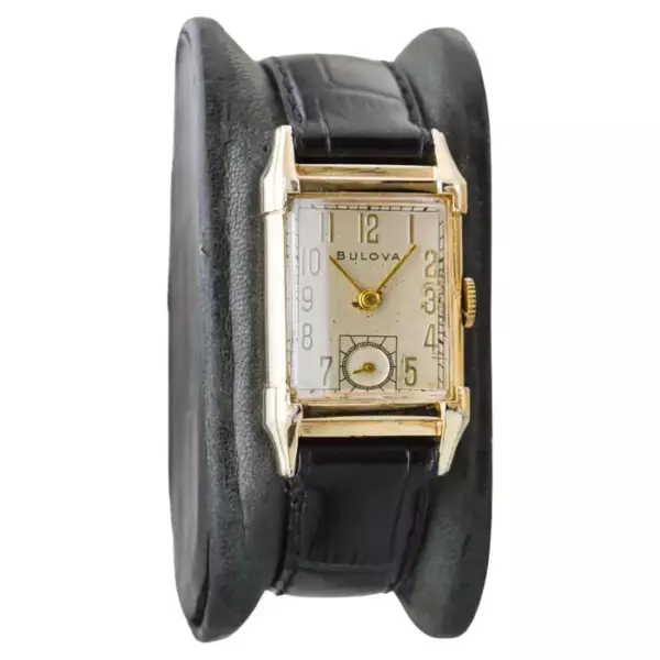 Часы Bulova Tank из желтого золота в стиле ар деко с оригинальным циферблатом 1950 х годов. Часы Bulova Tank из желтого золота в стиле ар деко с оригинальным циферблатом 1950 х годов.