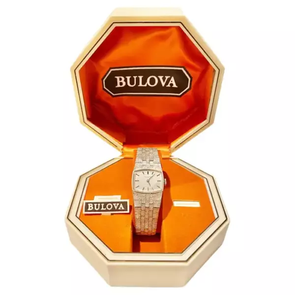Деловые часы Bulova 1970 х годов с металлической сеткой и серебром. Деловые часы Bulova 1970 х годов с металлической сеткой и серебром.