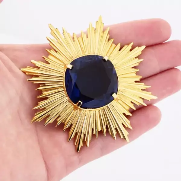 Крупная золотая брошь «Санберст» с синим сапфиром от Accessocraft, 1970 е годыю Крупная золотая брошь «Санберст» с синим сапфиром от Accessocraft, 1970 е годыю