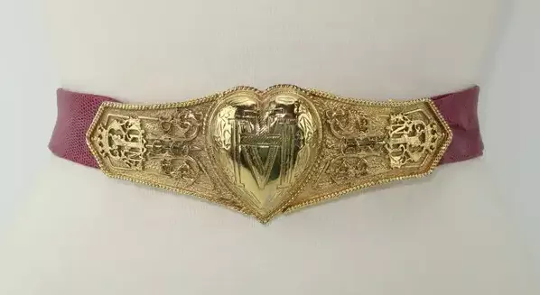 На этой пряжке ремня Accessocraft NYC C.1980 изображено сердце, окруженное символами средневекового стиля, включая отсылку к французской героине. На этой пряжке ремня Accessocraft NYC C.1980 изображено сердце, окруженное символами средневекового стиля, включая отсылку к французской героине.
