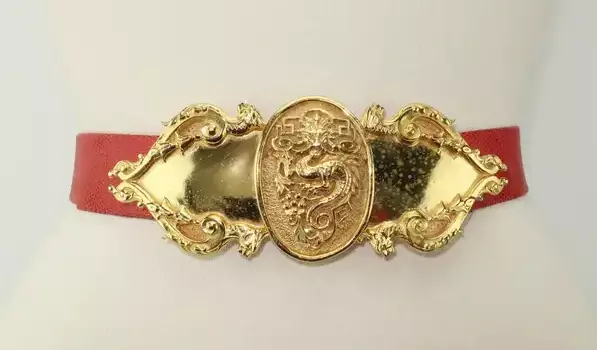 Пряжка ремня Accessocraft NYC C.1980 года украшена древним азиатским мотивом в виде свернувшегося в кольцо дракона, окруженного стилизованным изображением лотоса по бокам. Пряжка ремня Accessocraft NYC C.1980 года украшена древним азиатским мотивом в виде свернувшегося в кольцо дракона, окруженного стилизованным изображением лотоса по бокам.