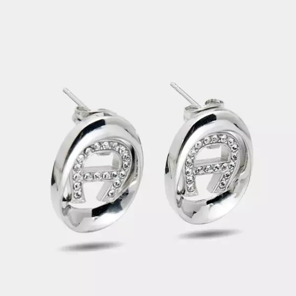 Простые и элегантные серьги Aigner с логотипом бренда из серебристого металла с кристаллами. 2