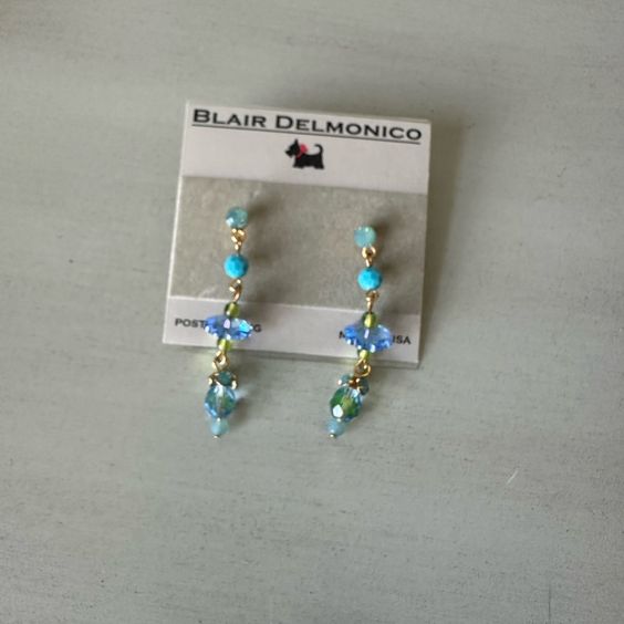 Серьги подвески Blair Delmonico Кристаллы Сваровски и европейское стекло 22 каратное золото. Серьги подвески Blair Delmonico Кристаллы Сваровски и европейское стекло 22 каратное золото.