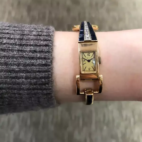 Специальные женские часы Blancpain в стиле ретро 1940 х годов, выполненные из 14 каратного желтого золота.