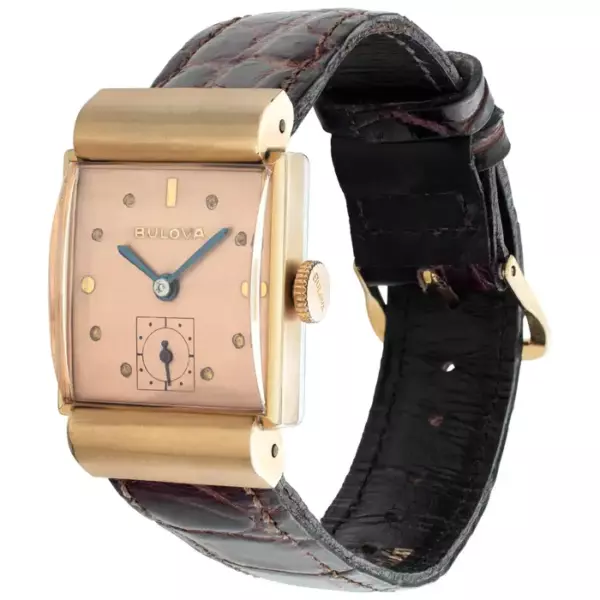 Унисекс корпус Bulova с золотым наполнением и безель с ушками с капюшоном на кожаном кожаном ремешке. Унисекс корпус Bulova с золотым наполнением и безель с ушками с капюшоном на кожаном кожаном ремешке.