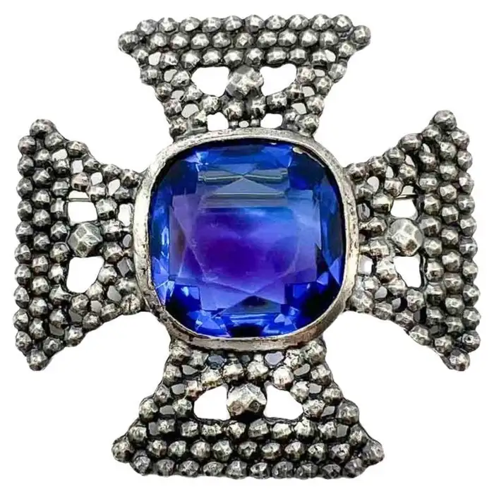 Компания Accessocraft Products Co, Нью-Йорк Винтажная брошь Accessocraft NYC с крестообразным кристаллом, 1980 е годы.