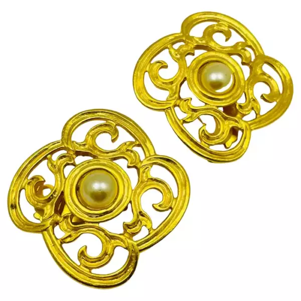 Винтажные дизайнерские серьги клипсы ANNE KLEIN с матовым золотом и жемчугом.