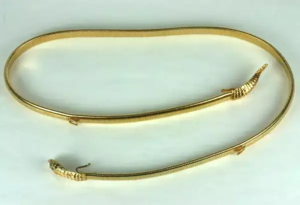 Вневременной позолоченный эластичный ремень в форме змеи от Accessocraft NY, 1980 е годы. Вневременной позолоченный эластичный ремень в форме змеи от Accessocraft NY, 1980 е годы.