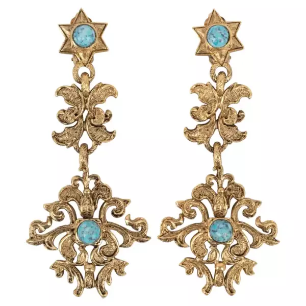 Dior – Эффектные серьги из золотистого металла.