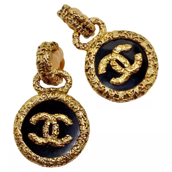 Флорентийские серьги Chanel 1993 золотистого цвета с черным медальоном CC.