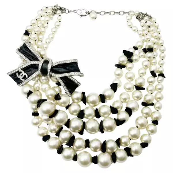 Кожаное колье Chanel из 5 нитей с жемчугом и серебряной лентой CC с черной лентой.