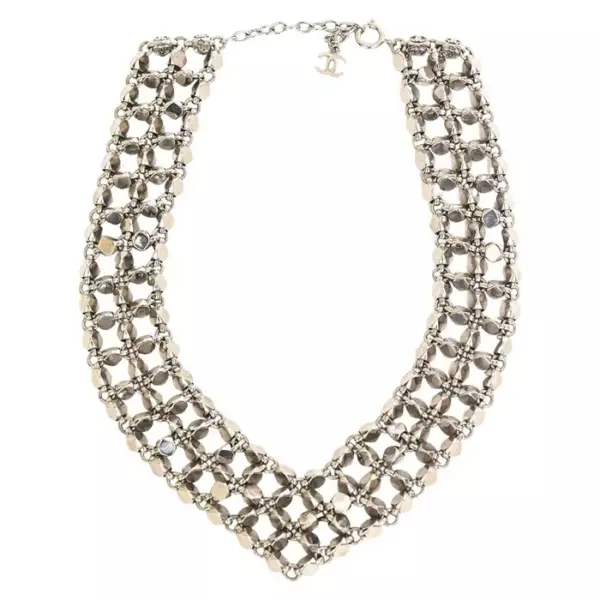 Серебряное 3 рядное колье Chanel с металлическими звеньями и V образным вырезом гвоздиком Chanel с подписью.