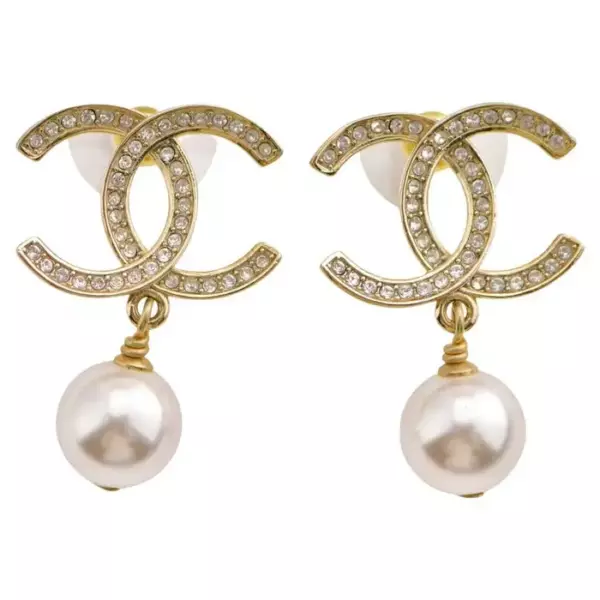 Серьги подвески Chanel CC с искусственным жемчугом.
