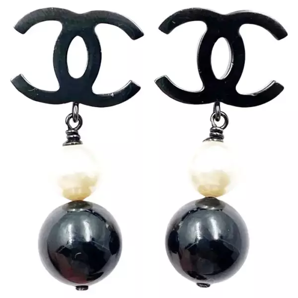 Серьги подвески для пирсинга Chanel с черным жемчугом и черными бусинами Chanel.