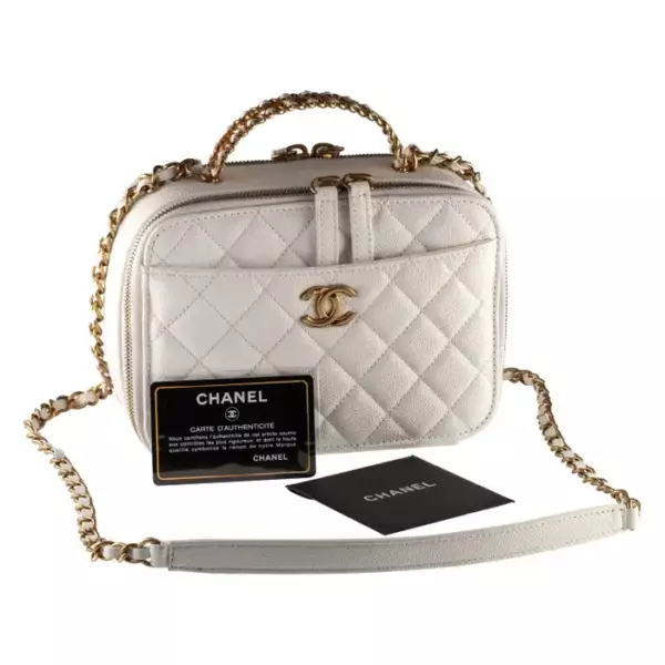 Великолепный стеганый косметичка Chanel из икры из кожи с золотой фурнитурой и белой кожей.