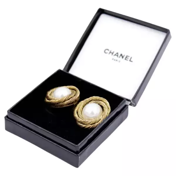 Винтажные серьги клипсы Chanel 1985 года с золотой пластиной и жемчугом в коробке в коробке.