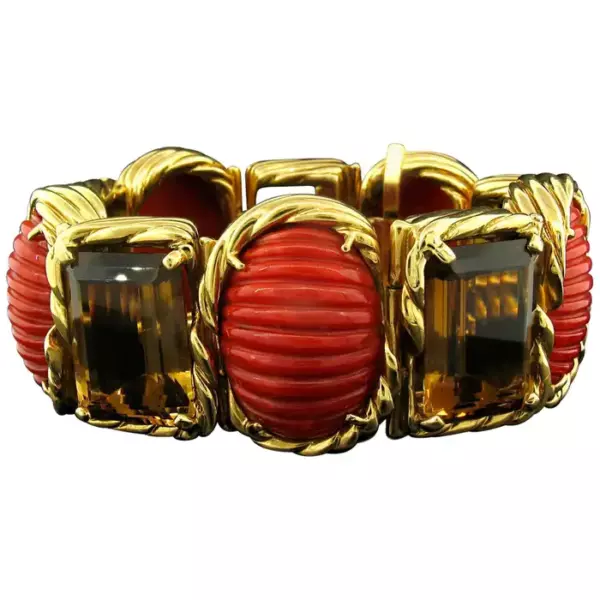 Браслет Tony Duquette Coral and Citrine из 18 каратной пробы имеет общий вес 100 каратов резного коралла и 109 каратов цитрина.