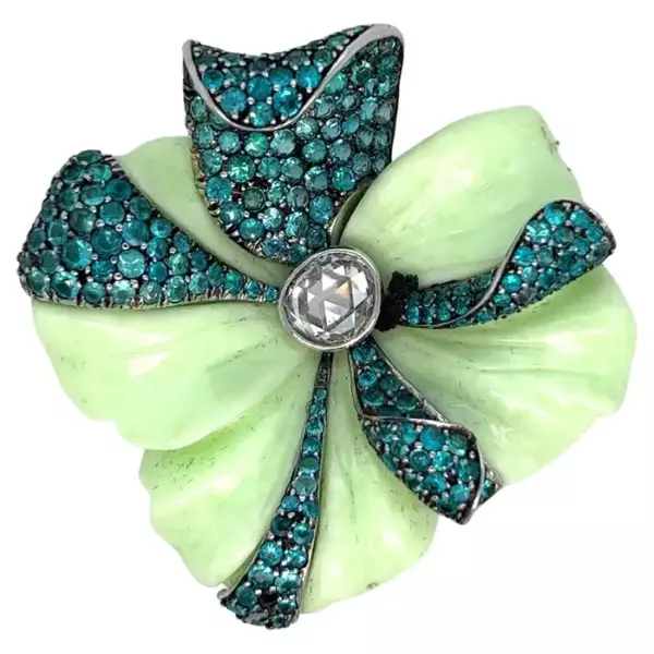 Брошь Carvin French Paraiba с турмалином, хризопразом и бриллиантами.
