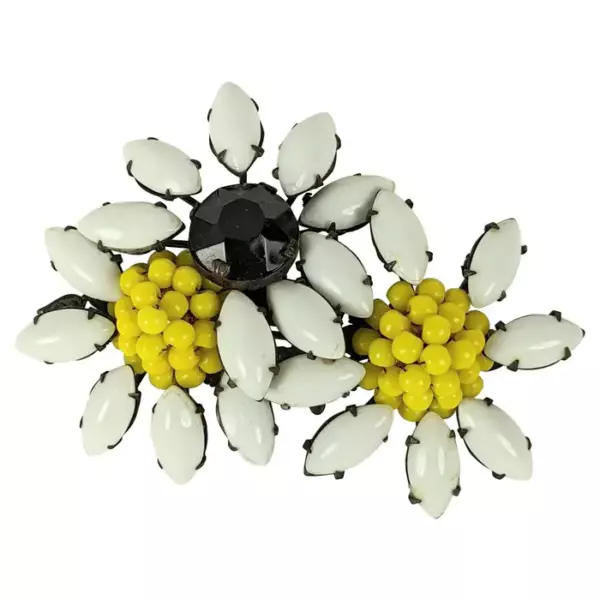 Брошь Miriam Haskell Daisy Cluster из наветов из молочного стекла с вышитыми хромированными желтыми бусинами в центре и гагатовым кристаллом в черненом металле. Подписано, 1950 е годы, США.
