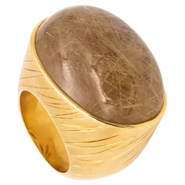 Коктейльное кольцо Carvin French Bombe из 18 каратного золота с рутиловым кварцем 47,07 карата.