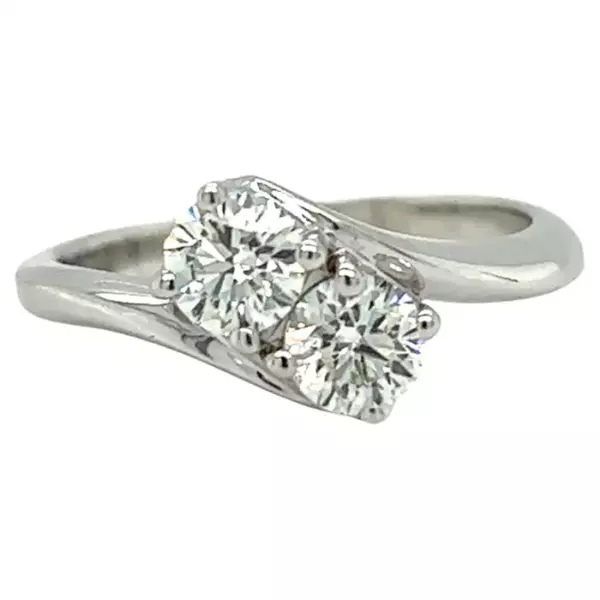 Кольцо Hearts On Fire Diamond Toi et Moi из белого золота 14 карат. Кольцо Hearts On Fire Diamond Toi et Moi из белого золота 14 карат.