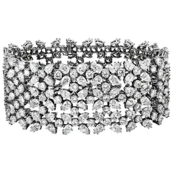 Платиновый браслет Carvin French Diamond с примерно 260 бриллиантами бриллиантовой огранки и грушевидной формы, 60 карат.