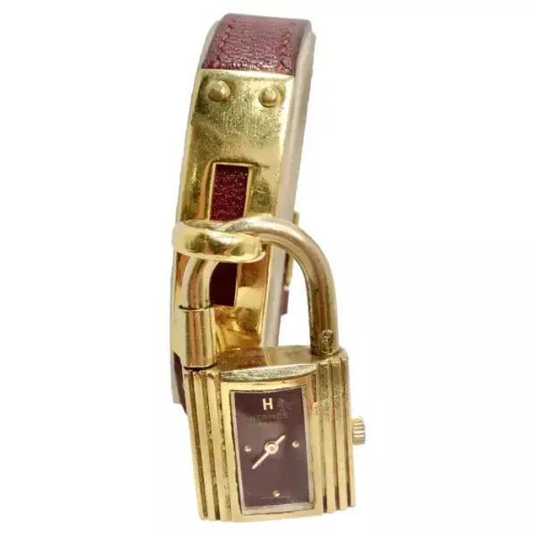 Побалуйте себя воплощением роскоши с часами Hermes Kelly 1990 х годов — часами, выходящим за рамки элегантности. Побалуйте себя воплощением роскоши с часами Hermes Kelly 1990 х годов — часами, выходящим за рамки элегантности.