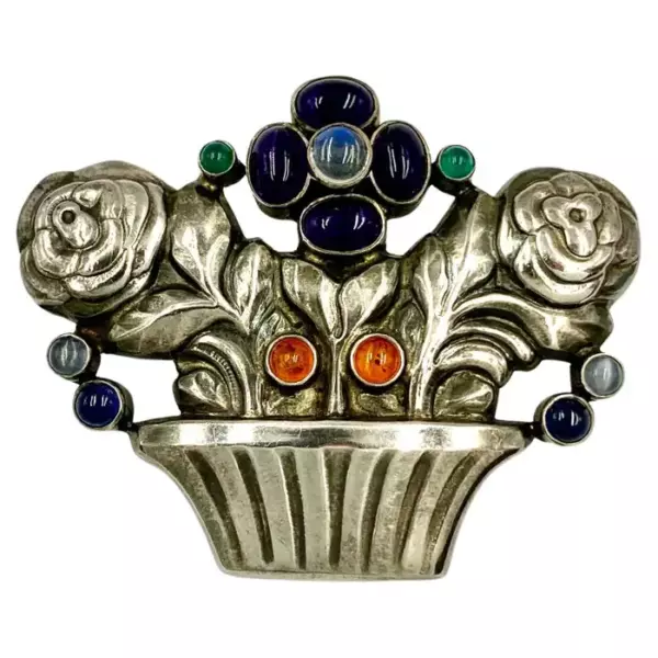 Брошь Fine Georg Jensen Цветочная корзина с аметистом, янтарем, лунным камнем и сапфиром, 1940 е годы. Брошь Fine Georg Jensen Цветочная корзина с аметистом, янтарем, лунным камнем и сапфиром, 1940 е годы.