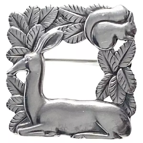Брошь Georg Jensen из стерлингового серебра с оленем и белкой. Брошь Georg Jensen из стерлингового серебра с оленем и белкой.