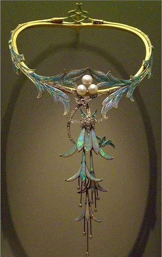 Фуксия Колье, созданное Альфонсом Мухой для Жоржа Фуке. 1905 г. Опал, золото, сапфир и жемчуг.