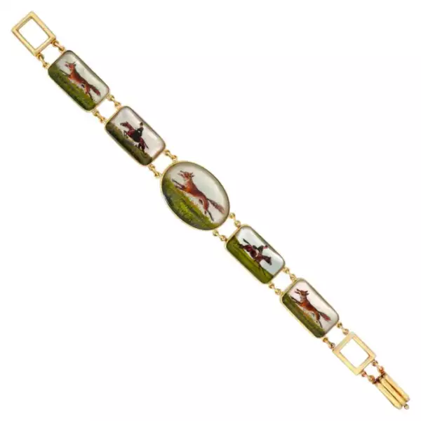 Около 1910 г., 14к, фирма Marcus & Co., американец. Этот старинный браслет с мотивом конного спорта — идеальный аксессуар в стиле casual шик. Около 1910 г., 14к, фирма Marcus & Co., американец. Этот старинный браслет с мотивом конного спорта — идеальный аксессуар в стиле casual шик.