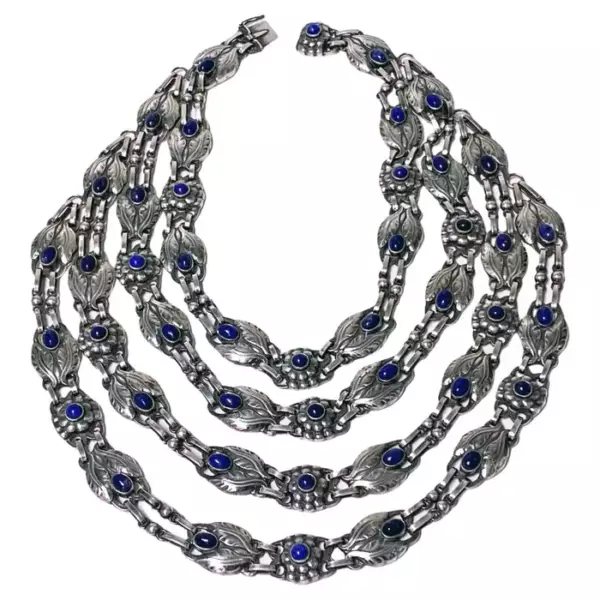 Ожерелье Georg Jensen из 4 нитей лазурита и стерлингового серебра, около 1933 года. Ожерелье Georg Jensen из 4 нитей лазурита и стерлингового серебра, около 1933 года.