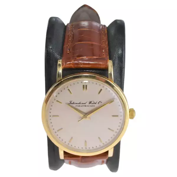 Полноразмерные наручные часы International Watch Company из 18 каратного золота в стиле ар деко, 1940 е годы.