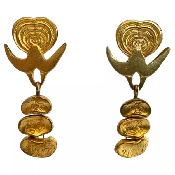 Редкая пара серег клипс из позолоченной бронзы XX века от Line Vautrin, изображающих стилизованные голуби и сердечки. Редкая пара серег клипс из позолоченной бронзы XX века от Line Vautrin, изображающих стилизованные голуби и сердечки.