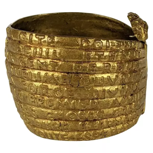 Редкий и культовый бронзовый браслет Line Vautrin «Данте», 1950 е годы, с выгравированным по всей окружности текстом из Божественной комедии Данте. Редкий и культовый бронзовый браслет Line Vautrin «Данте», 1950 е годы, с выгравированным по всей окружности текстом из Божественной комедии Данте.
