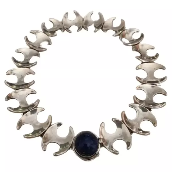 Серебряное колье Georg Jensen Henning Koppel 130B с кабошоном из лазурита. Серебряное колье Georg Jensen Henning Koppel 130B с кабошоном из лазурита.