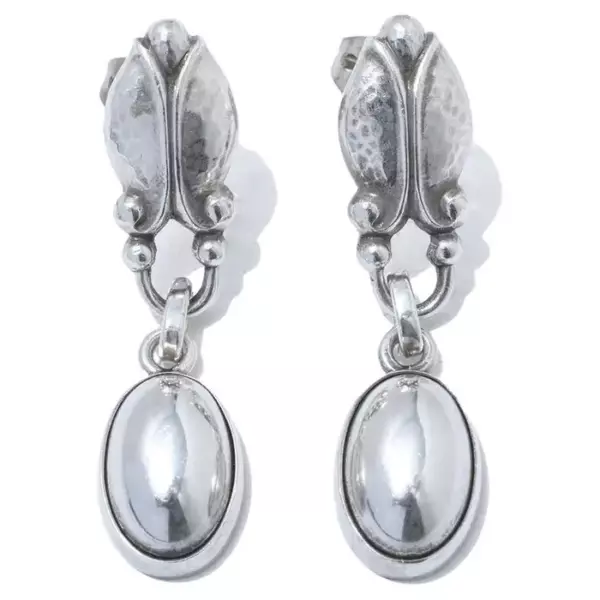 Серебряные серьги с подвесками от Georg Jensen. Серебряные серьги с подвесками от Georg Jensen.