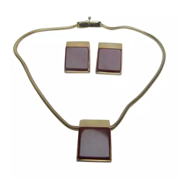 Элегантное колье и серьги из киновари из смолы Pierre Cardin, 1970 г. Элегантное колье и серьги из киновари из смолы Pierre Cardin, 1970 г.