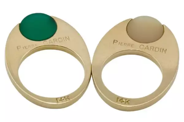 Комплект колец Pierre Cardin 1970 х годов из 14 каратного золота с зеленым и бежевым халцедоном. Комплект колец Pierre Cardin 1970 х годов из 14 каратного золота с зеленым и бежевым халцедоном.