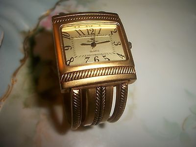 НАРУЧНЫЕ ЧАСЫ PREMIER DESIGNS CAIRO В СТИЛЕ ПОЛИРОВАННОГО ЗОЛОТА.