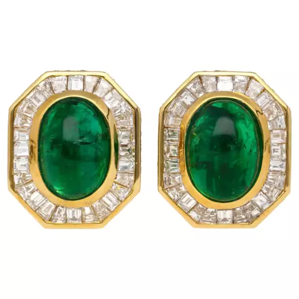 Серьги клипсы Mouawad из 18 каратного золота с яркими зелеными изумрудами и бриллиантовым ореолом.
